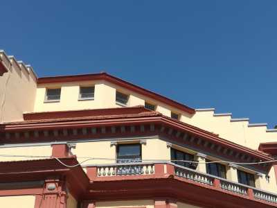 L�estremo Oriente emerge in particolari quali le pensiline in stile pagoda sottolineate da tegole rosse...